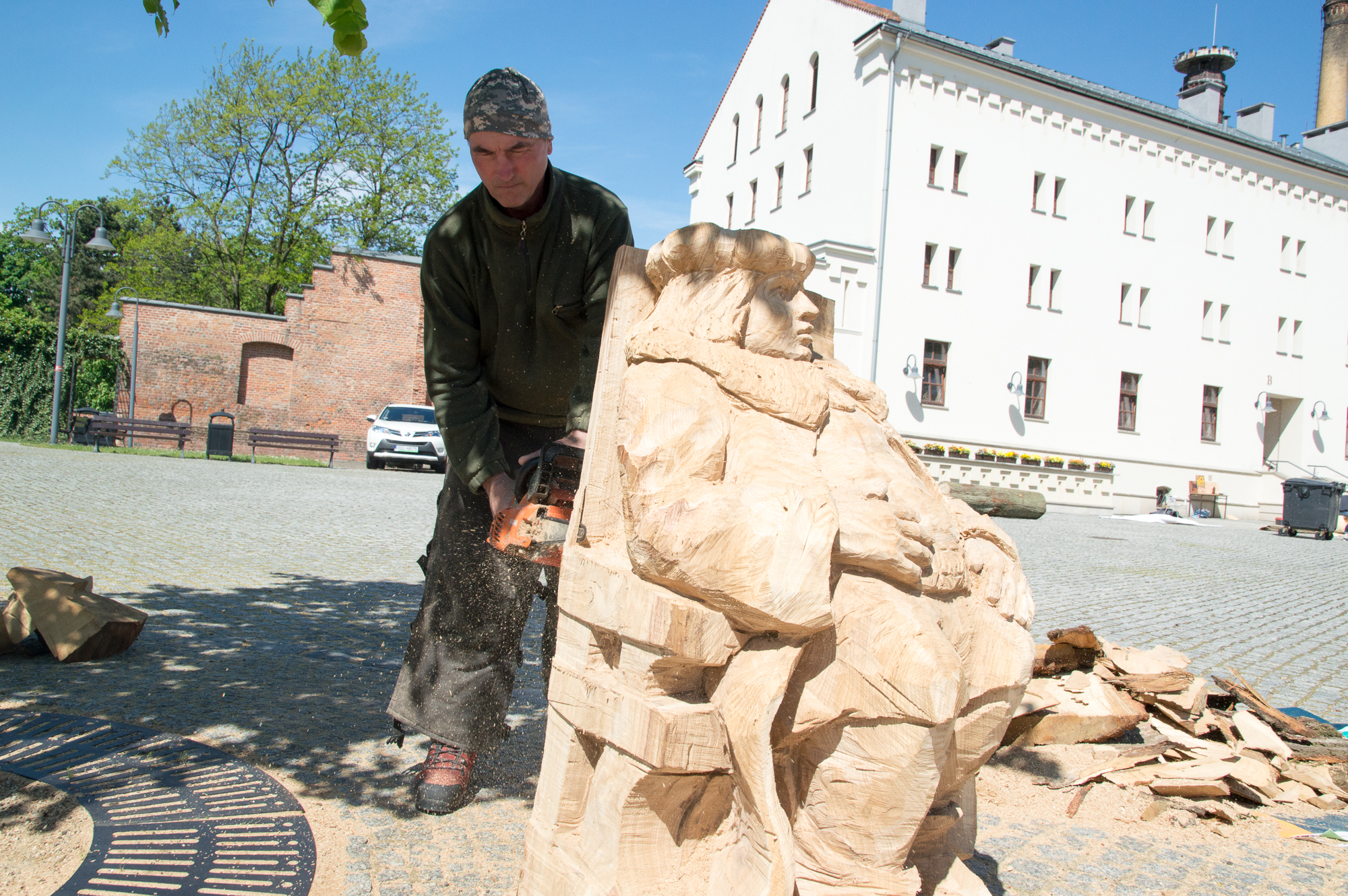 Pan Władysław rzeźbi Mieszka Otyłego. Ten książę opolsko-raciborski nie zapisał się w historii złotymi zgłoskami. Gdy przyszło do rozprawy z Mongołami pod Legnicą, Mieszko II Otyły uciekł z pola bitwy razem z hufcem opolskim, którym dowodził. Była to jedna z głównych przyczyn porażki Piastów, zakończonej śmiercią Henryka II Pobożnego.