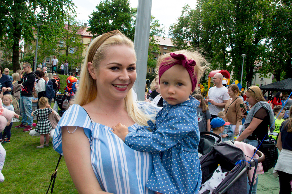 Liwia Hawlicka często przychodzi na plac zabaw ze swoją mamą Mirą.  Na zdjęciu widać, że Liwia niedawno wstała. Jak wiadomo, w takim momencie najlepiej jest u mamy na rękach.