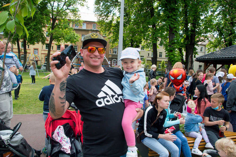 Maja Świerczek z tatą Tomkiem to stali bywalcy w Parku Jordanowskim. - Córka chodzi do żłobka, a po żłobku idziemy tutaj, to jej ulubiony plac zabaw - mówi pan Tomek.