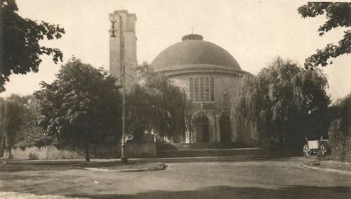 Raciborski „okrąglak” ma swoja bliźniaczą wersję. Wybudowany w latach 1936-1937 kościół p. w. Podwyższenia Krzyża Św. w Bytomiu ma analogiczną formę do kościoła pw. NSPJ w Raciborzu i został zaprojektowany przez tego samego architekta (fot. parafia Podwyższenia Świętego Krzyża w Bytomiu).