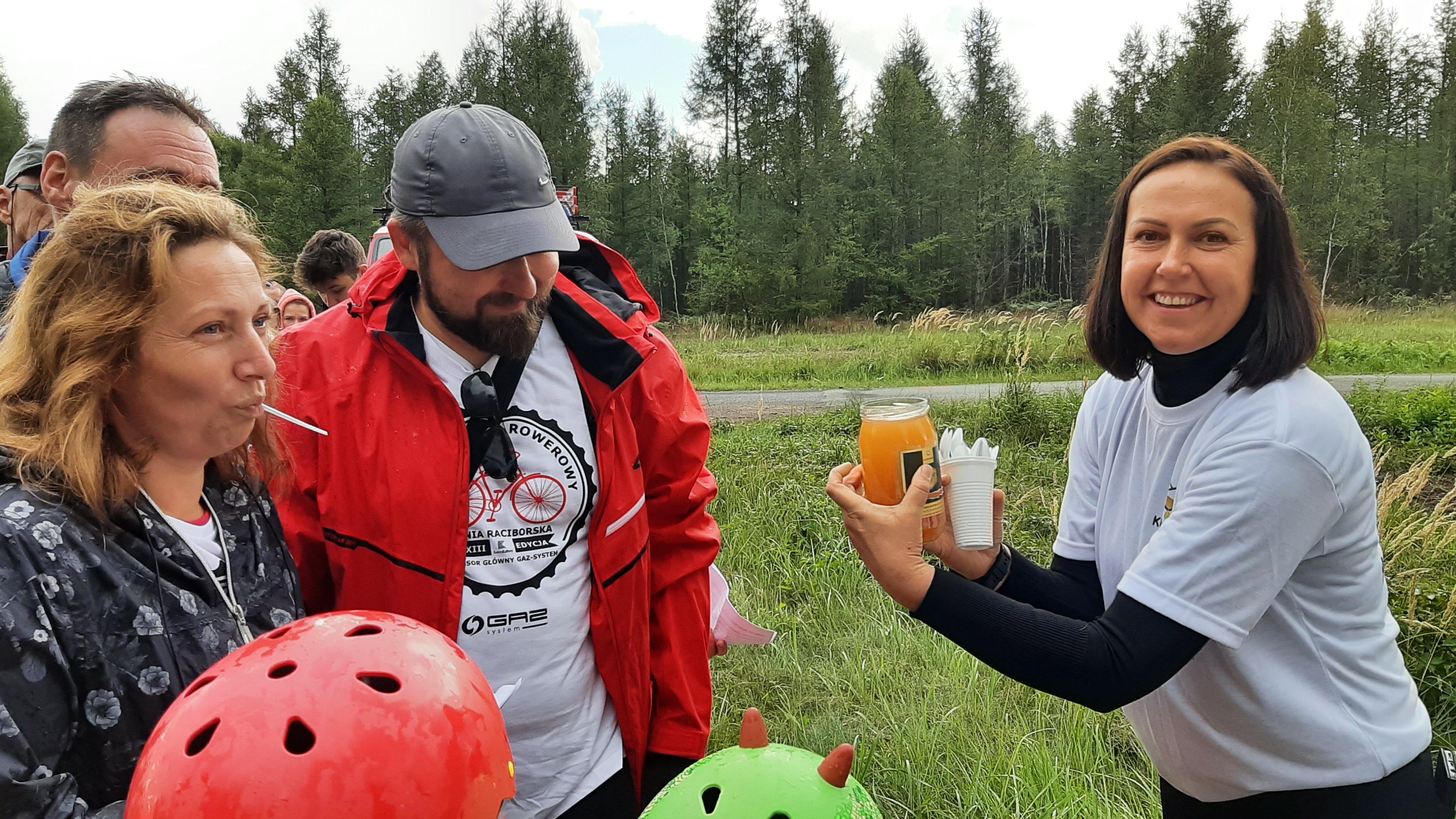 Aneta Fros z miodem z własnej pasieki („Kuźniański Bartnik”) na pierwszym stanowisku kontrolnym.