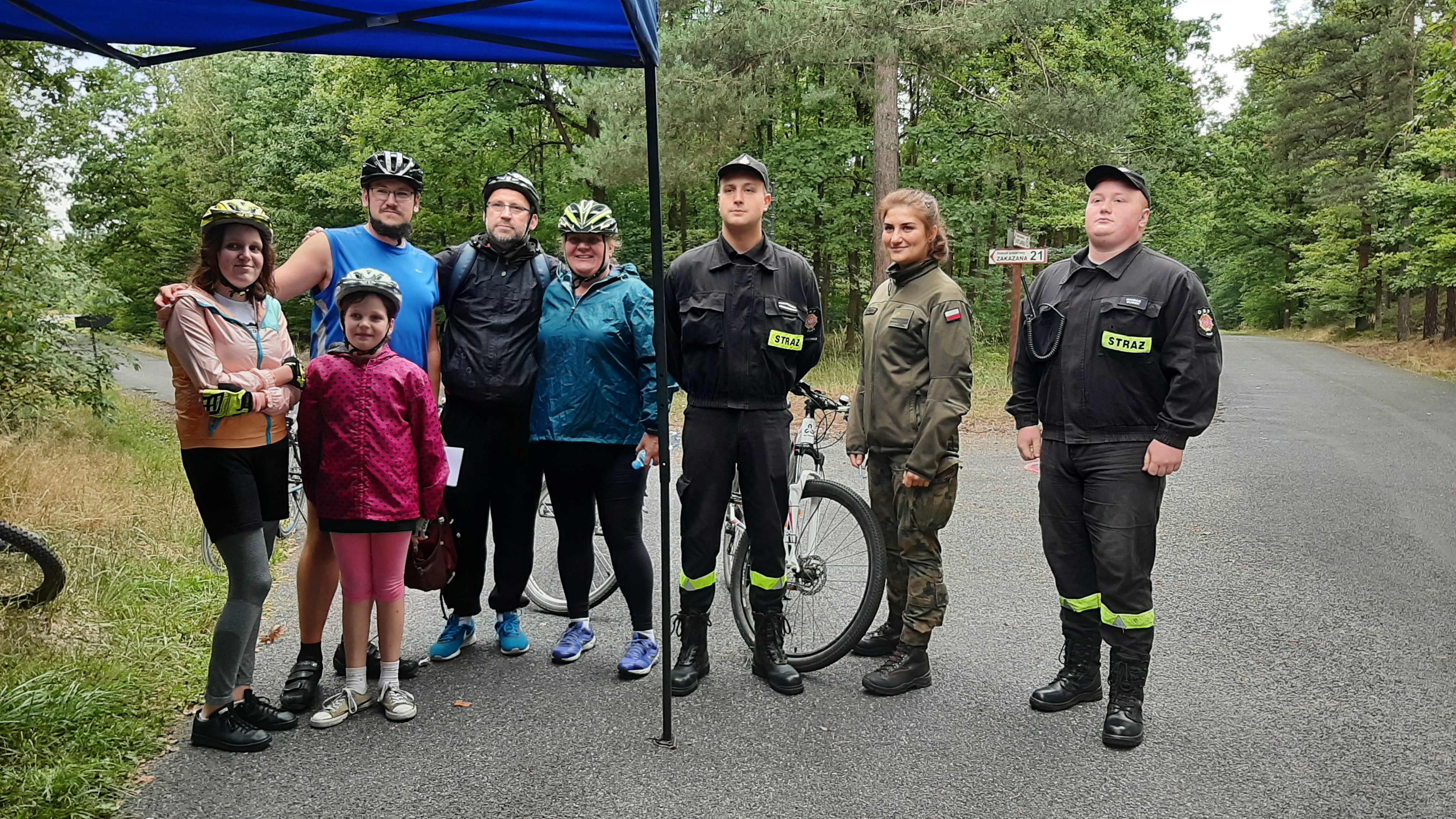 Uczestnicy rajdu oraz strażacy z OSP Rudy i żołnierze ze 131. Batalionu Lekkiej Piechoty w Gliwicach: st. szer. Łukasz Stefański i kpr. Klaudia Paradysz