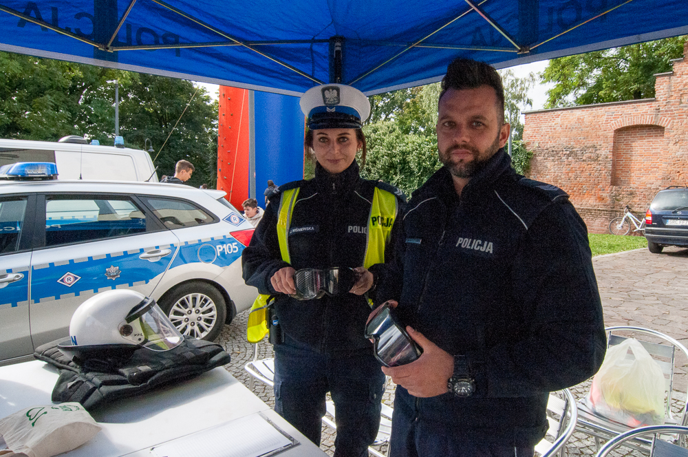 Starszy sierżant Joanna Wiśniewska i sierżant sztabowy Łukasz Gardas prezentowali uczniom sprzęt wykorzystywany m.in. przy zabezpieczaniu imprez masowych. Policjanci przygotowali też dla uczniów szkół średnich tor przeszkód, który trzeba było pokonać z alkogoglami. To specjalne gogle symulujące problem z zachowaniem równowagi właściwy dla stanu upojenia alkoholowego.