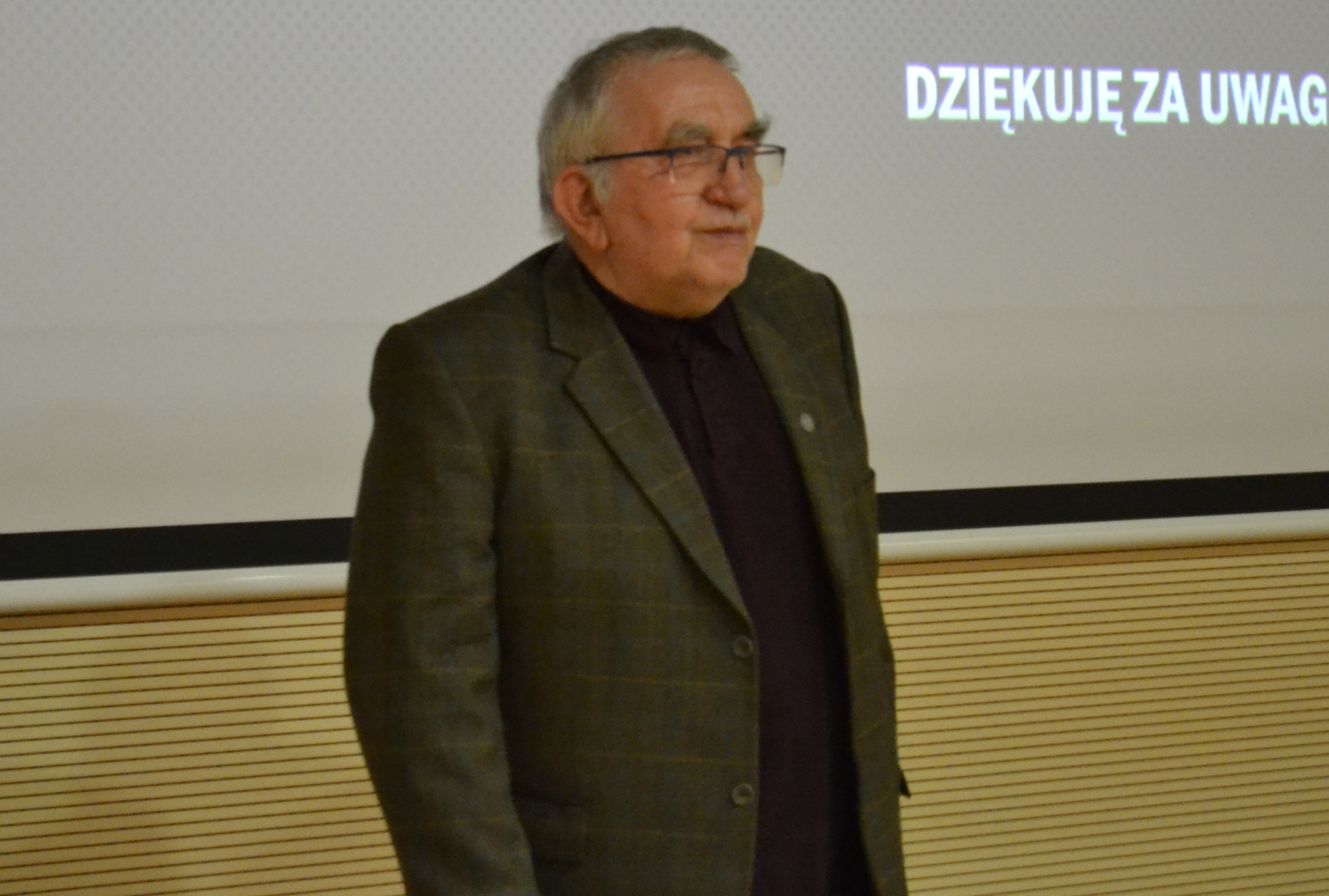 Dr. hab. Jacek Łapotta podczas krótkiej prezentacji przed wernisażem