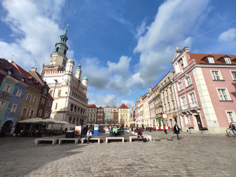 Witajcie na poznańskim Rynku. Po lewej - ratusz. Na jego szczycie codziennie o godz 12.00 pojawiają się słynne poznańskie koziołki.