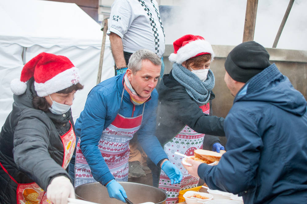 Krzysztof Górski żartował, że bigos podany przez prezydenta smakuje lepiej niż kawior astrachański. Tutaj bigos podaje prezydent Raciborza Dariusz Polowy.