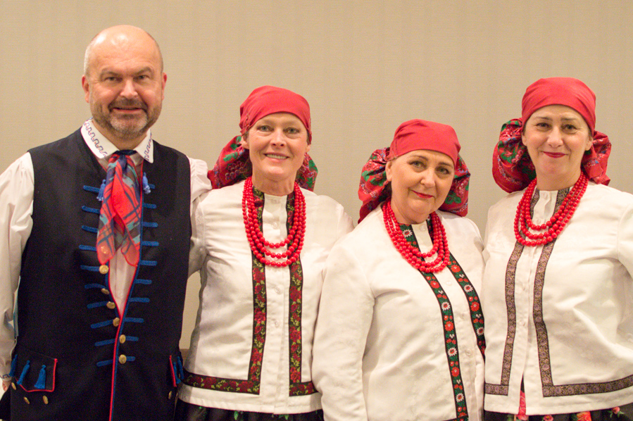 Andrzej Woźnica, Katarzyna Nowakowska, Maryla Ćwiklińska i Beata Chrobok pomagali w sprzedaży ciasteczek.