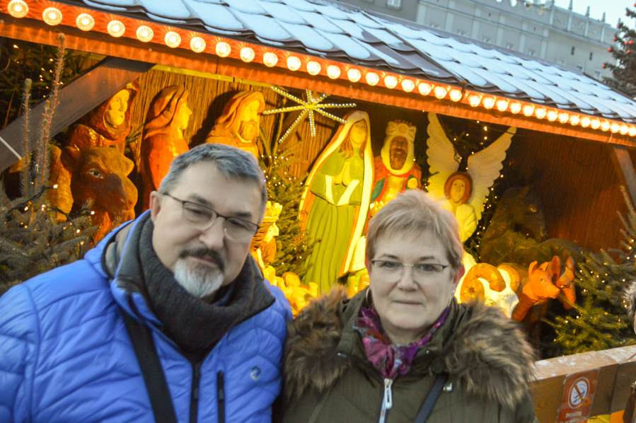 Tadeusz i Mariola Łyczakowie to raciborzanie. Choć mają wiele pamiątkowych zdjęć z Raciborzem w tle, to fotografia z szopką na rynku jest pierwszą tego rodzaju w ich domowym archiwum.