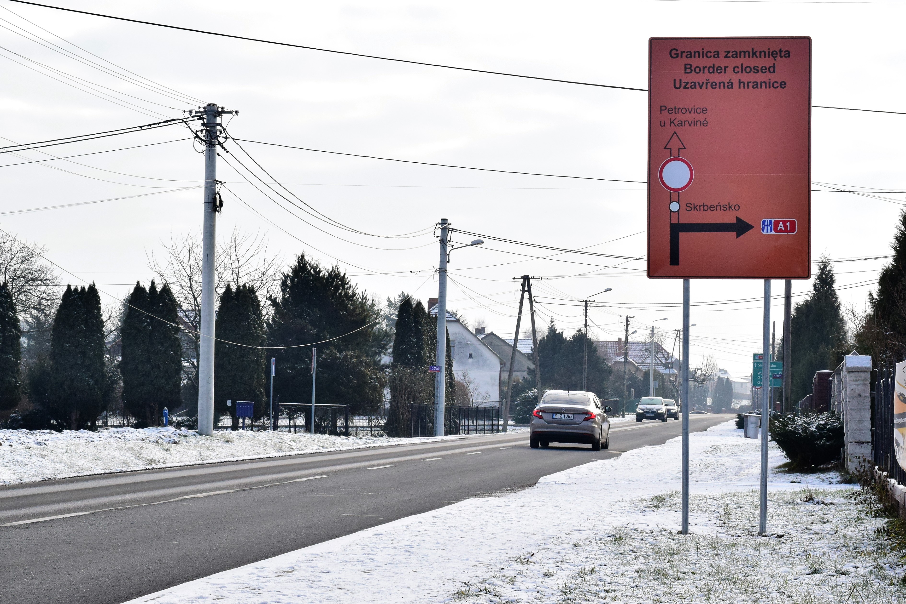 Na ul. 1 Maja w Gołkowicach, z której zjeżdża się do Skrbeńska, znajdują się znaki informujące o zamkniętej granicy w Skrbeńsku.