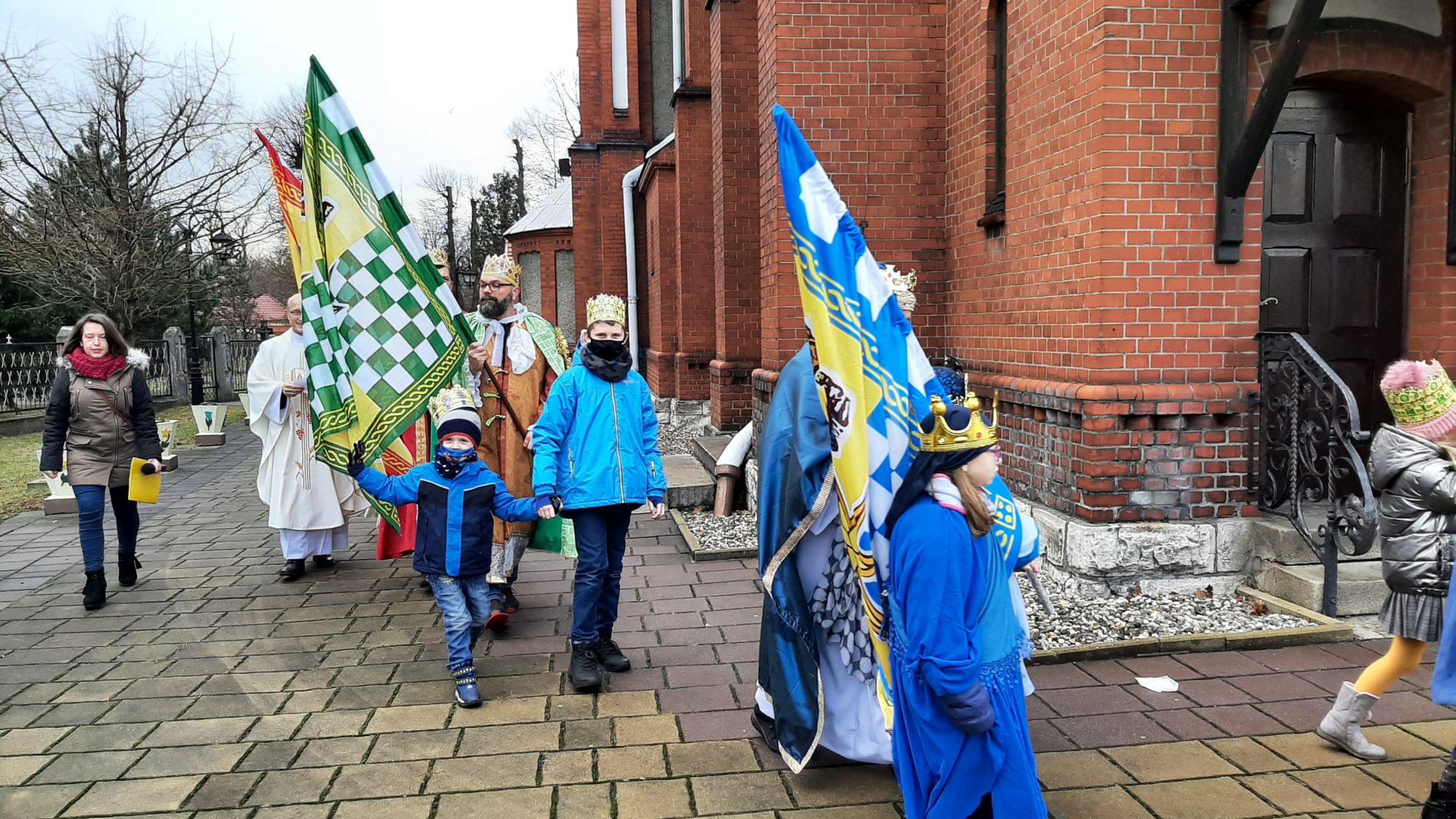 Mini orszak z procesją do kościoła. Królewskie szaty przywdziały na siebie też dzieci.