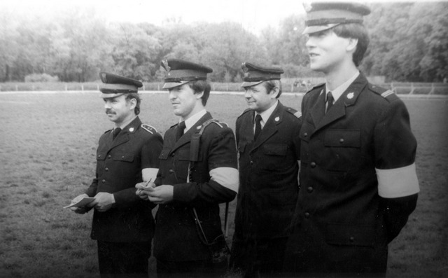 Zawody pożarnicze na stadionie "Spójni", końcówka lat 80-tych XX wieku. Na zdjęciu komisja sędziowska w składzie: asp. Edward Świderek, asp. Gerard Wranik (pierwszy dowódca Jednostki Ratowniczo-Gaśniczej w Raciborzu), ogniomistrz Miłosz Wasilewski i kapral Wiesław Szczygielski.