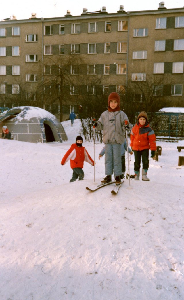 Syn Wiesława Szczygielskiego Szczepan na podwórku przy ulicach Dworskiej/Słowackiego.