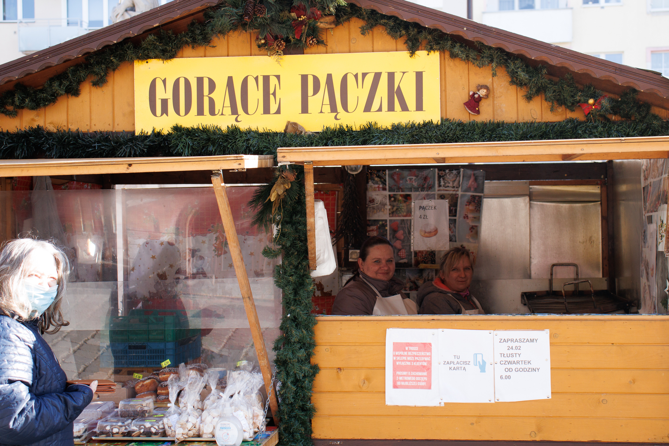 Gorące pączki na raciborskim rynku. Bardzo uprzejme panie, powiedziały nam, że sprzedały ponad 200 pączków, a to jeszcze nie koniec dnia! Pracownice budki z pączusiami uwielbiają tradycyjne pączki z marmoladą, które oczywiście muszą być ciepłe!