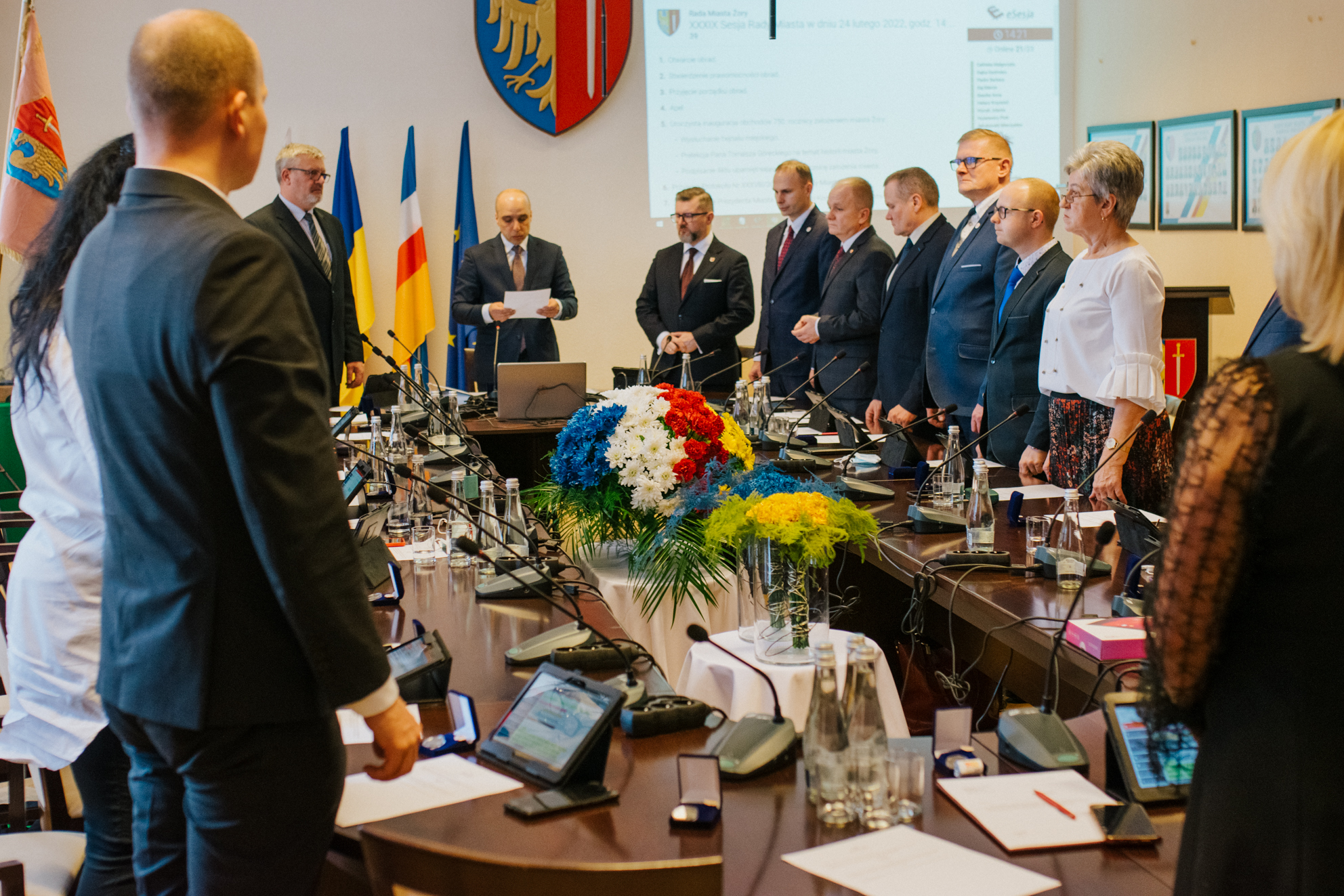 Na sesji nie brakowało nawiązania do sytuacji na Ukrainie chociażby w postaci koloru kwiatów czy flag