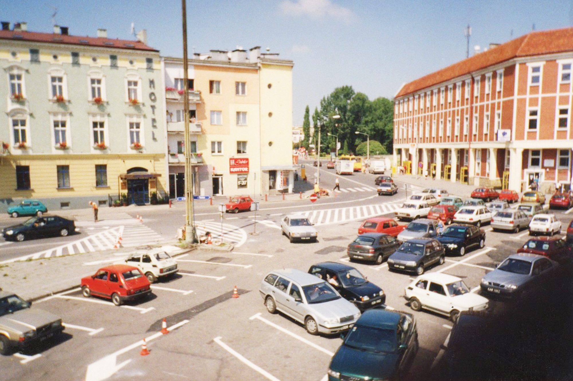 Telekomunikacja po oddaniu go do użytku. Z przodu charakterystyczne żółte budki telefoniczne.